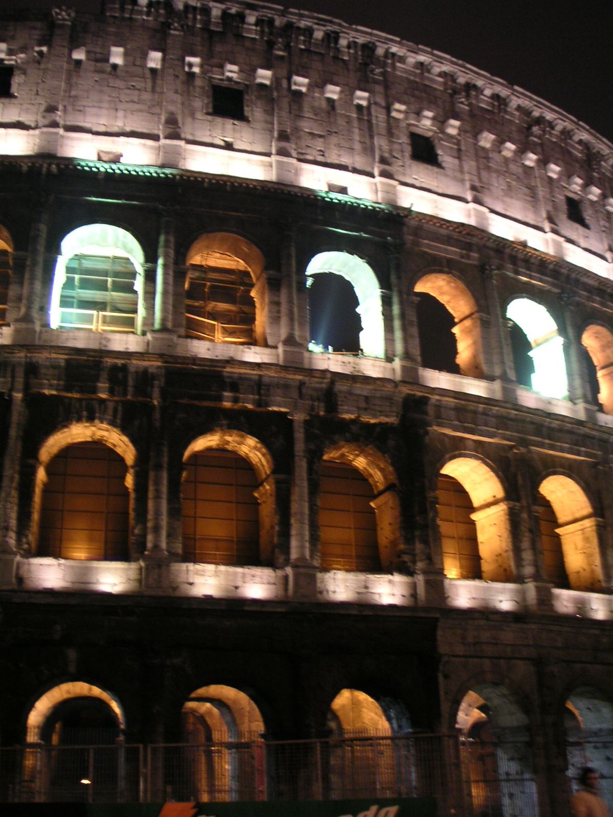 Rome: Colosseo at night