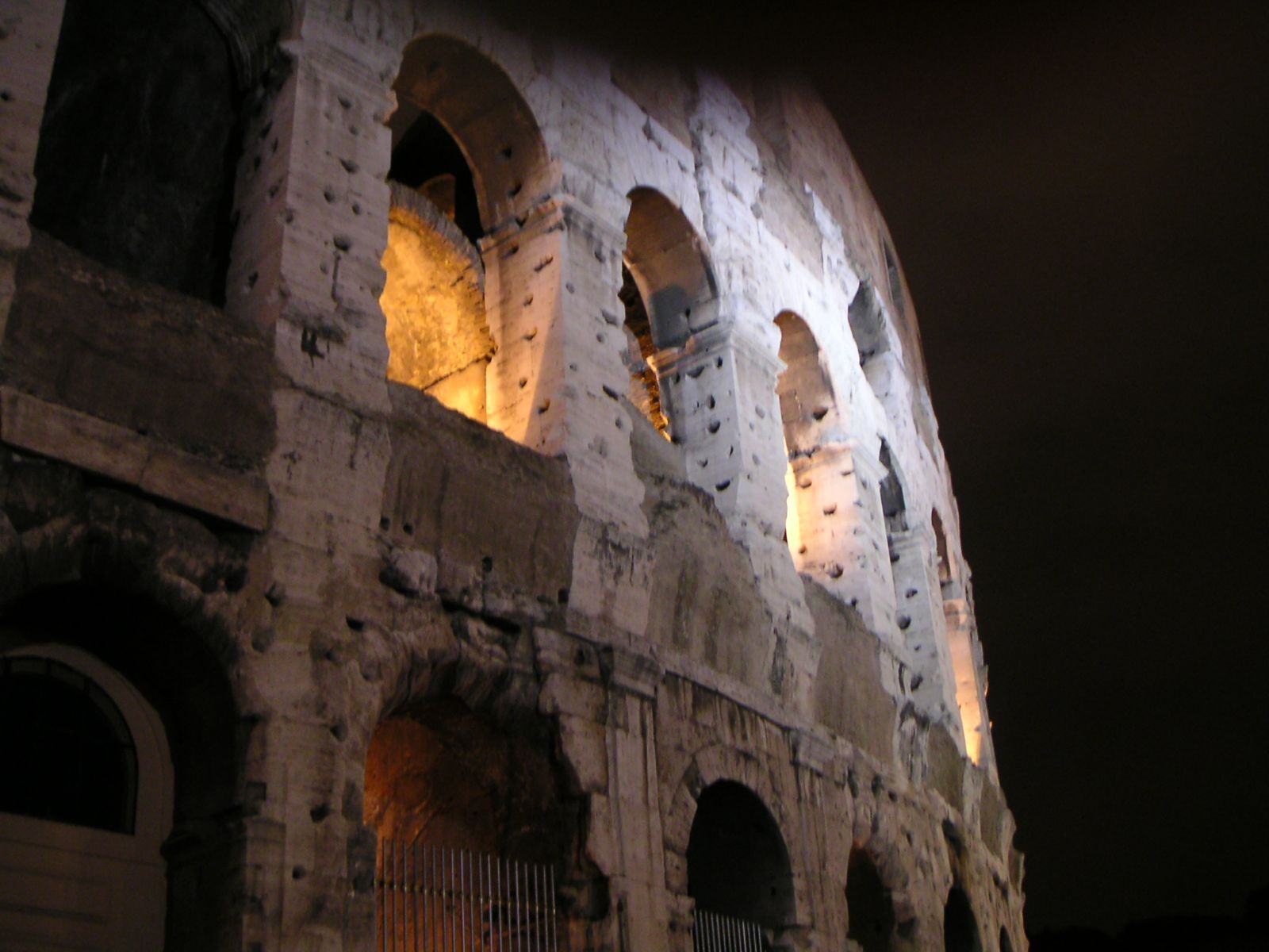 Rome: Colosseo at night