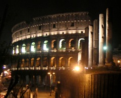 Rome: Colosseo at night